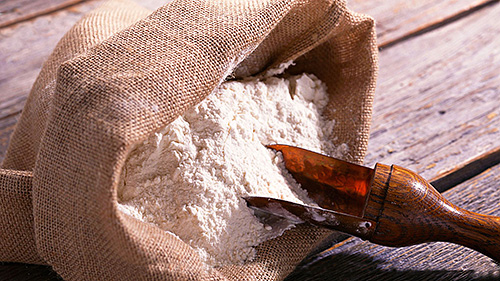 Avant d'ajouter de la farine à la pâtisserie, il est conseillé de la tamiser pour vérifier la présence de larves de mites alimentaires. Avant d'ajouter de la farine à la pâtisserie, il est conseillé de la tamiser pour vérifier la présence de larves de mites alimentaires.