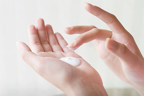 Pour éliminer les poux, la pommade ou la crème Benzylbenzoate doit être appliquée sur la tête, répartie uniformément sur les cheveux et la peau, et laissée agir au moins 30 minutes