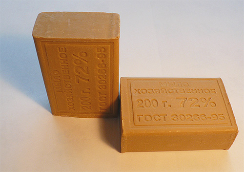 Le savon ménager est souvent utilisé pour repousser les mites (il est disposé dans les poches des vêtements)