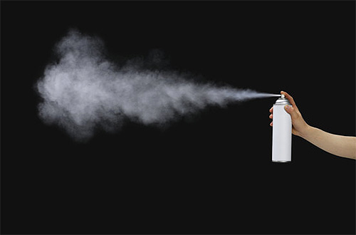 Les insecticides en aérosol permettent de détruire efficacement à la fois les papillons de mites et leurs larves