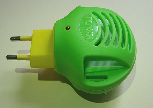 Grâce à ce fumigateur et aux plaques insecticides spéciales, vous pouvez lutter efficacement contre les mites dans l'armoire Grâce à ce fumigateur et aux plaques insecticides spéciales, vous pouvez lutter efficacement contre les mites dans l'armoire