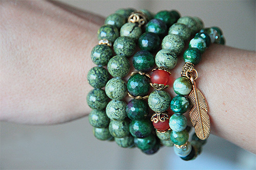 Les pierres dans les bracelets sont jolies, mais il est peu probable qu'elles puissent repousser les poux.