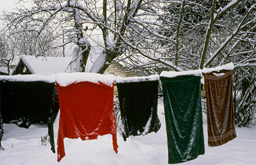 Si l'on suspend les vêtements au froid, les poux de vêtements qu'ils contiennent mourront rapidement