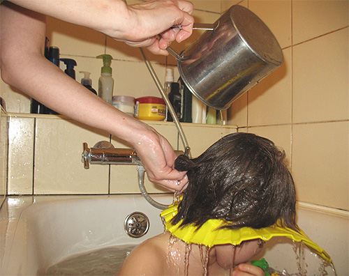Rincez impérativement les cheveux à l'eau claire à plusieurs reprises, en évitant que l'eau de rinçage ne pénètre dans les yeux. Rincez impérativement les cheveux à l'eau claire à plusieurs reprises, en évitant que l'eau de rinçage ne pénètre dans les yeux.