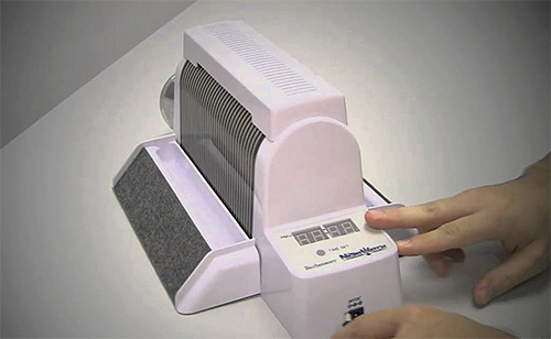 Le piège NightWatch Bed Bug Trap and Monitor aide non seulement à se débarrasser des punaises de lit, mais aussi à voir leurs chemins de déplacement la nuit.