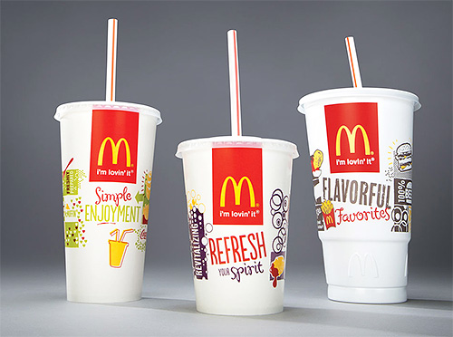 Pour fabriquer un piège à punaises de lit fait maison, vous aurez besoin de deux gobelets de McDonald's de taille différente.
