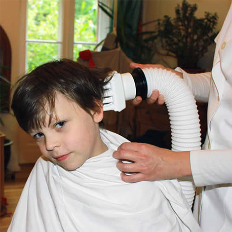 Le sèche-cheveux anti-poux en action