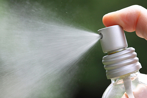 Lors de l'application d'un spray anti-poux, il ne faut pas le laisser entrer en contact avec les yeux et les voies respiratoires. Lors de l'application d'un spray anti-poux, il ne faut pas le laisser entrer en contact avec les yeux et les voies respiratoires.