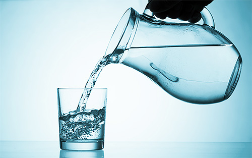 Pour traiter la tête contre les poux, vous devez diluer le vinaigre avec de l'eau.