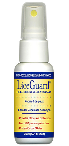 Un produit anti-poux sous forme de spray pénètre bien dans l'épaisseur des cheveux. Un produit anti-poux sous forme de spray pénètre bien dans l'épaisseur des cheveux.
