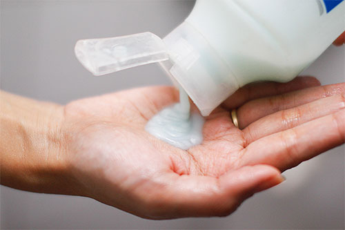 Pour débarrasser un enfant des poux, on peut combiner un shampooing insecticide avec l'utilisation d'un peigne.