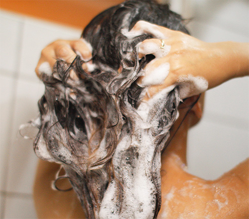 Avant d'utiliser l'eau de vératre, vous devez d'abord vous laver la tête avec un shampoing ordinaire.