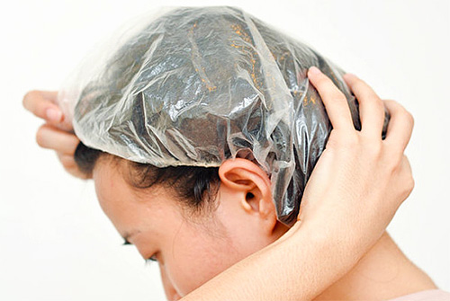 Après avoir appliqué l'eau de vératre sur la tête, vous devez garder vos cheveux sous un foulard ou un bonnet pendant un certain temps.