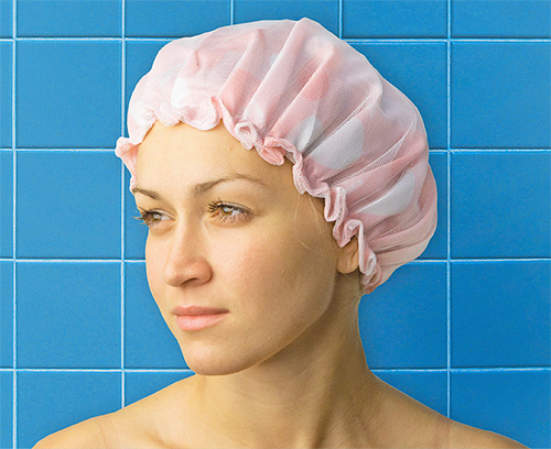 Après l'application du produit antipoux, il est conseillé de le laisser un certain temps sous un bonnet Après l'application du produit antipoux, il est conseillé de le laisser un certain temps sous un bonnet