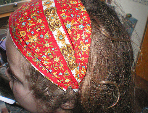 Afin que le spray Paranit n'entre pas en contact avec les yeux et le nez, vous pouvez utiliser un bandeau en tissu.