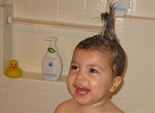 Les shampoings anti-poux provoquent moins d'allergies que les lotions et les sprays, ce qui les rend généralement plus adaptés aux enfants. Les shampoings anti-poux provoquent moins d'allergies que les lotions et les sprays, ce qui les rend généralement plus adaptés aux enfants.