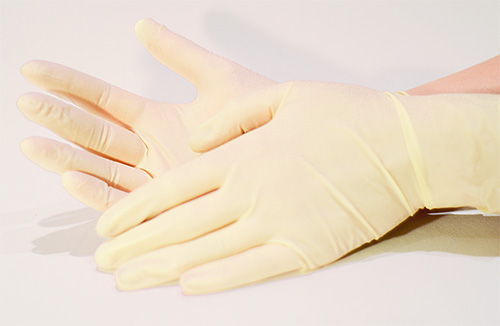 Avant de traiter la tête contre les poux avec du savon insecticide, il faut se munir de gants et d'un respirateur.