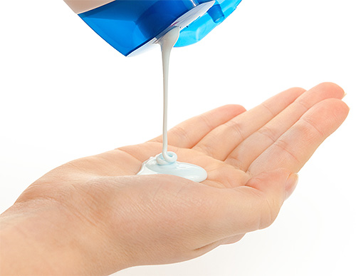 Il suffit d'appliquer le mélange de shampoing et d'huile d'arbre à thé sur les cheveux et de le faire mousser.