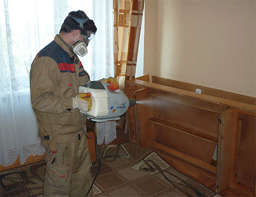 La photo montre un exemple de traitement d'un appartement contre les punaises de lit à l'aide de ce qu'on appelle le brouillard froid. La photo montre un exemple de traitement d'un appartement contre les punaises de lit à l'aide de ce qu'on appelle le brouillard froid.