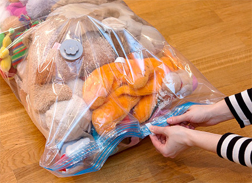 Pour éviter que du poison ne se dépose sur les vêtements, les jouets et autres objets, il est recommandé de les placer dans des sacs en plastique hermétiquement fermés.