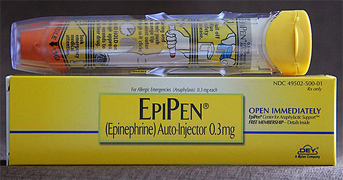 La photo montre un exemple d'auto-injecteur contenant de l'épinéphrine (adrénaline). La photo montre un exemple d'auto-injecteur contenant de l'épinéphrine (adrénaline).
