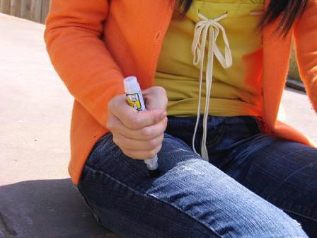 Vous pouvez utiliser l'auto-injecteur directement à travers les vêtements. Vous pouvez utiliser l'auto-injecteur directement à travers les vêtements.