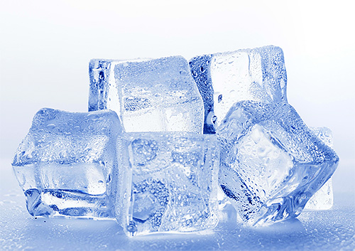 Pour réduire le gonflement et les démangeaisons, il est utile d'appliquer de la glace sur la piqûre de guêpe. Pour réduire le gonflement et les démangeaisons, il est utile d'appliquer de la glace sur la piqûre de guêpe.