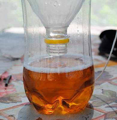 Vous devez insérer fermement l'entonnoir ainsi obtenu dans la partie inférieure de la bouteille.