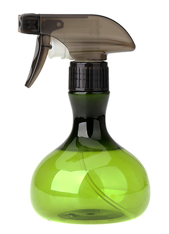 Après avoir dilué le produit Ksoulat dans l'eau, la solution préparée doit être versée dans un pulvérisateur domestique classique. Après avoir dilué le produit Ksoulat dans l'eau, la solution préparée doit être versée dans un pulvérisateur domestique classique.