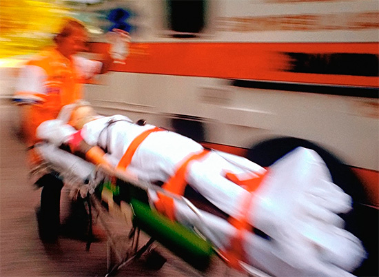 Dans les cas graves, après avoir prodigué les premiers soins, la personne doit être transportée à l'hôpital le plus rapidement possible. Dans les cas graves, après avoir prodigué les premiers soins, la personne doit être transportée à l'hôpital le plus rapidement possible.