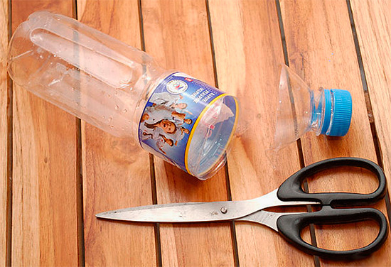 Un piège à guêpes efficace peut être confectionné à partir d'une bouteille en plastique ordinaire. Un piège à guêpes efficace peut être confectionné à partir d'une bouteille en plastique ordinaire.