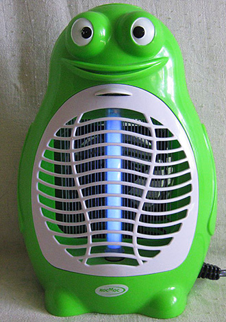 La photo montre un exemple de piège à insectes à lampe domestique.