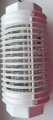 Le destructeur d'insectes est doté d'une grille de protection spéciale pour empêcher une personne de toucher le grillage métallique à choc électrique. Le destructeur d'insectes est doté d'une grille de protection spéciale pour empêcher une personne de toucher le grillage métallique à choc électrique.