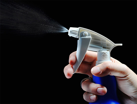 En revanche, avec un pulvérisateur ordinaire, l'aérosol insecticide est relativement grossier et se dépose rapidement.