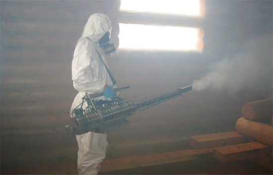 Traitement des locaux contre les insectes par la méthode du brouillard chaud.