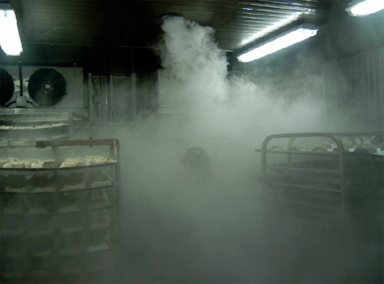 La taille des particules du brouillard froid est très petite, de sorte que le nuage d'aérosol insecticide pénètre facilement même dans les endroits les plus difficiles d'accès. La taille des particules du brouillard froid est très petite, de sorte que le nuage d'aérosol insecticide pénètre facilement même dans les endroits les plus difficiles d'accès.