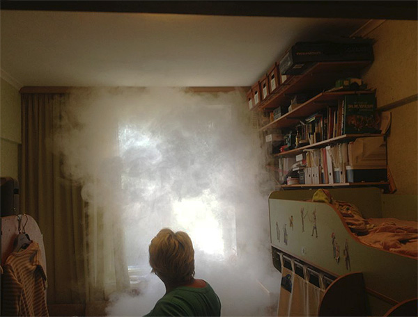 Lors de l'utilisation d'une bombe fumigène insecticide, la fumée se disperse dans toute la pièce et pénètre dans pratiquement toutes les fissures et ouvertures.