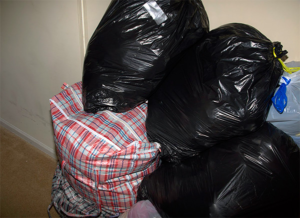 La photo montre un exemple de vêtements emballés dans des sacs en plastique pour éviter que les tissus n'absorbent les odeurs extérieures. La photo montre un exemple de vêtements emballés dans des sacs en plastique pour éviter que les tissus n'absorbent les odeurs extérieures.