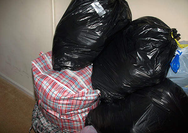Avant la procédure de désinsectisation, il est utile d'emballer la vaisselle, les vêtements et les aliments dans des sacs en plastique. Avant la procédure de désinsectisation, il est utile d'emballer la vaisselle, les vêtements et les aliments dans des sacs en plastique.