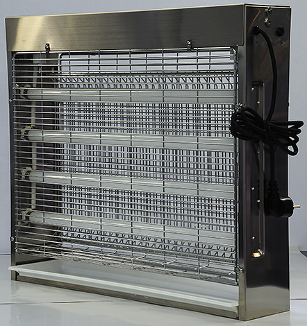 Exemple d'un puissant piège électrique pour insectes Well équipé de quatre lampes ultraviolettes.