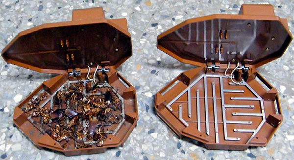 Exemple de piège électrique pour insectes rampants – principalement les cafards et les fourmis domestiques.