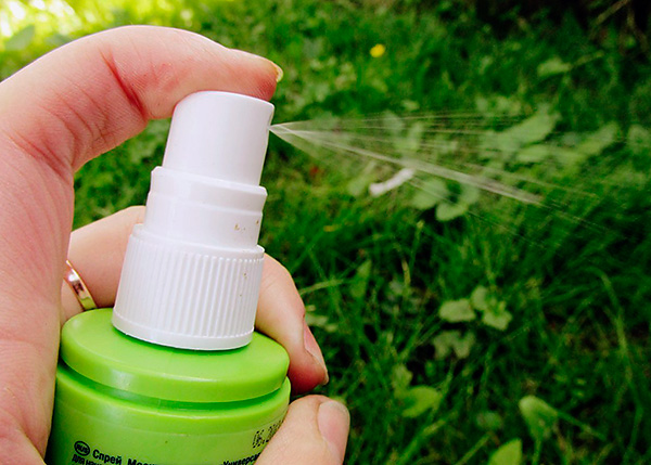 Parmi les produits populaires contre les piqûres d'insectes, on compte également les sprays et aérosols répulsifs.