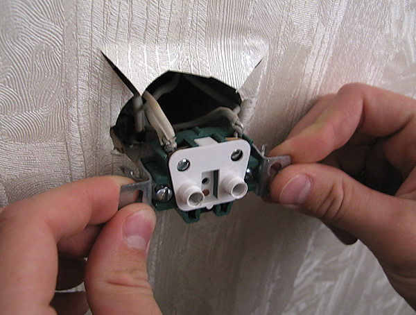 Les cloportes peuvent apparaître dans un appartement en pénétrant même par les trous dans les murs prévus pour les prises électriques. Les cloportes peuvent apparaître dans un appartement en pénétrant même par les trous dans les murs prévus pour les prises électriques.