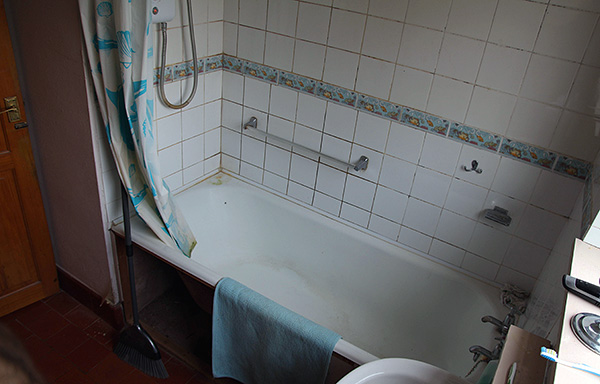 Une humidité élevée dans l'appartement (par exemple, dans la salle de bains, les toilettes) est un facteur favorable à la présence de cloportes ici. Une humidité élevée dans l'appartement (par exemple, dans la salle de bains, les toilettes) est un facteur favorable à la présence de cloportes ici.