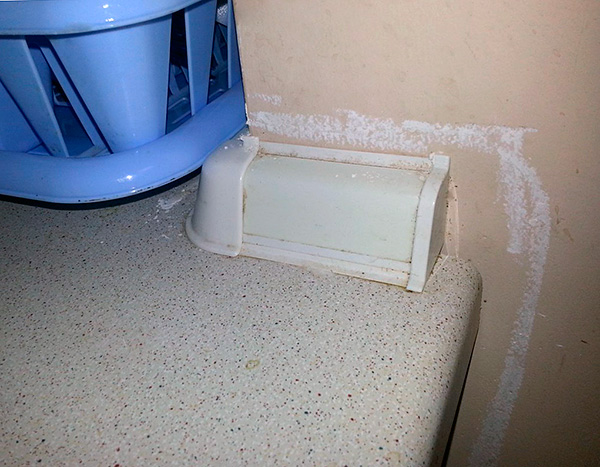Dans de nombreux appartements, ce produit est utilisé à titre préventif pour empêcher les cafards de réapparaître. Dans de nombreux appartements, ce produit est utilisé à titre préventif pour empêcher les cafards de réapparaître.