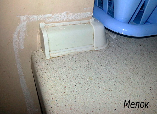 La photo montre un exemple d'utilisation d'une craie insecticide dans la cuisine.