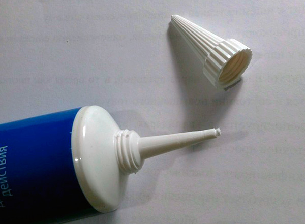 Certains tubes en plastique ont un embout étroit qui permet d'extruder facilement le gel en bandes et en petites gouttes.