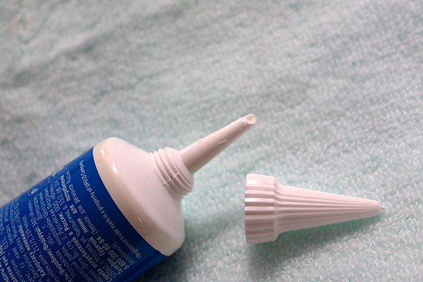 De même, les produits peuvent être conditionnés dans des tubes en plastique dotés d'un embout étroit. De même, les produits peuvent être conditionnés dans des tubes en plastique dotés d'un embout étroit.