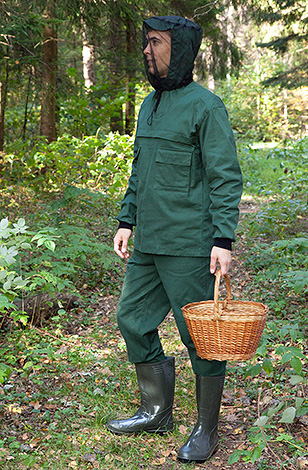 Pour vous protéger efficacement des piqûres de tiques en forêt, il est conseillé de porter un vêtement de protection spécial.