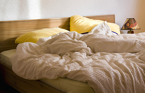 Les symptômes de l'allergie aux acariens s'aggravent lorsque la personne se trouve à son domicile – par exemple, en se reposant sur un lit infesté d'acariens.